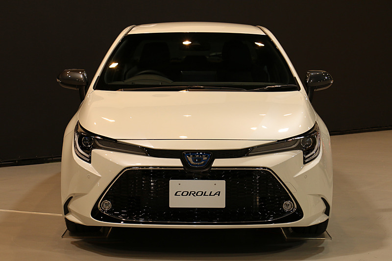 全車LEDタイプのヘッドライトを採用。薄型のシャープなデザインで軽快さをアピールする