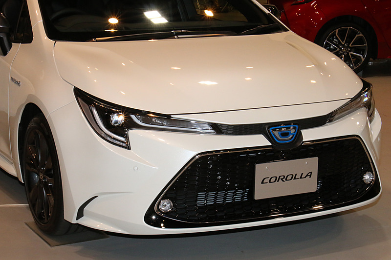 全車LEDタイプのヘッドライトを採用。薄型のシャープなデザインで軽快さをアピールする