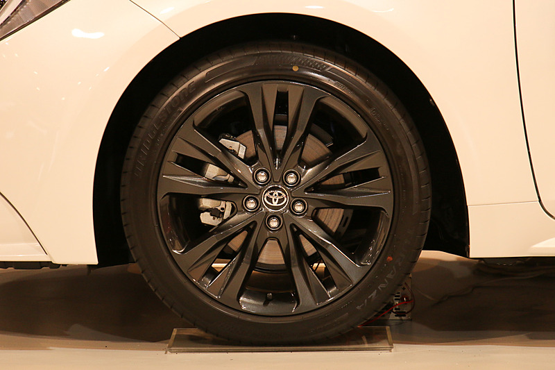 W×BとHYBRID W×B（写真）では215/45R17タイヤとダークグレーメタリック塗装の専用アルミホイールを装着