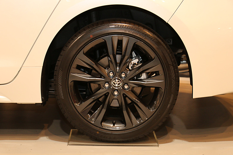 W×BとHYBRID W×B（写真）では215/45R17タイヤとダークグレーメタリック塗装の専用アルミホイールを装着