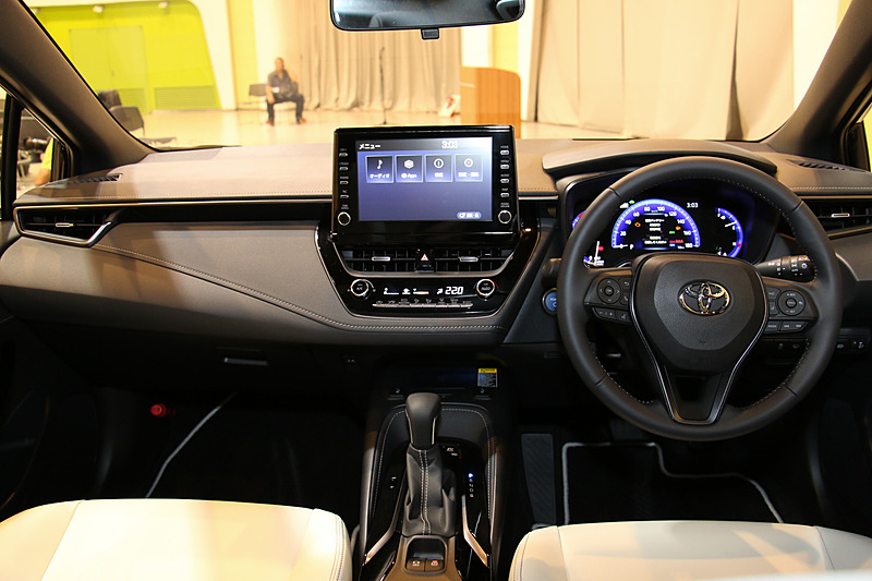 カローラのインパネ。水平基調で横方向の広さ感を演出。7インチの画面を持つディスプレイオーディオは全車標準装備