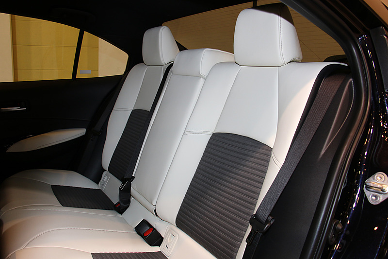 カローラのインテリア。シートはW×BとHYBRID W×Bに標準装備となる合成皮革＋レザレックの「スポーティシート」で、ホワイトのシートカラーはオプション