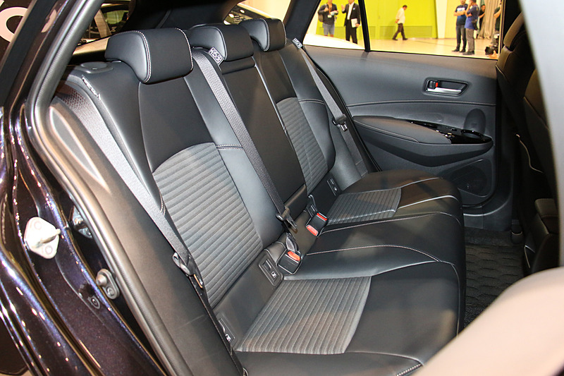 カローラ ツーリングのインテリア。シートはW×BとHYBRID W×Bに標準装備となる合成皮革＋レザレックの「スポーティシート」。シートカラーは標準仕様のブラック