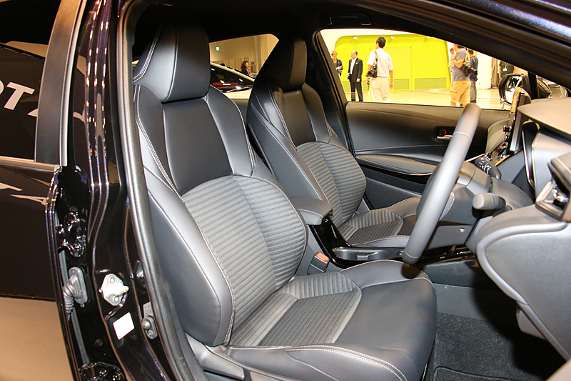 カローラ ツーリングのインテリア。シートはW×BとHYBRID W×Bに標準装備となる合成皮革＋レザレックの「スポーティシート」。シートカラーは標準仕様のブラック