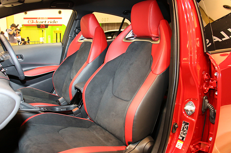 カローラ スポーツのインテリア。シートはG“Z”とHYBRID “Z”に標準装備となる本革＋ウルトラスウェードの「スポーツシート」で、シートカラーはオプションのセンシャルレッド