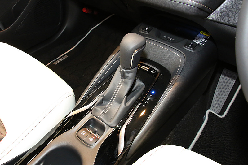 直列4気筒 1.8リッターの「2ZR-FXE」型エンジンとモーターを組み合わせるハイブリッドモデルのパワートレーン。トランスミッションは電気式無段変速機となる