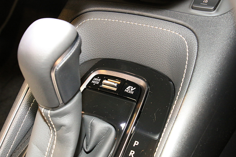 シフトセレクターの前方に「EV MODE」と「DRIVE MODE」のセレクターを配置