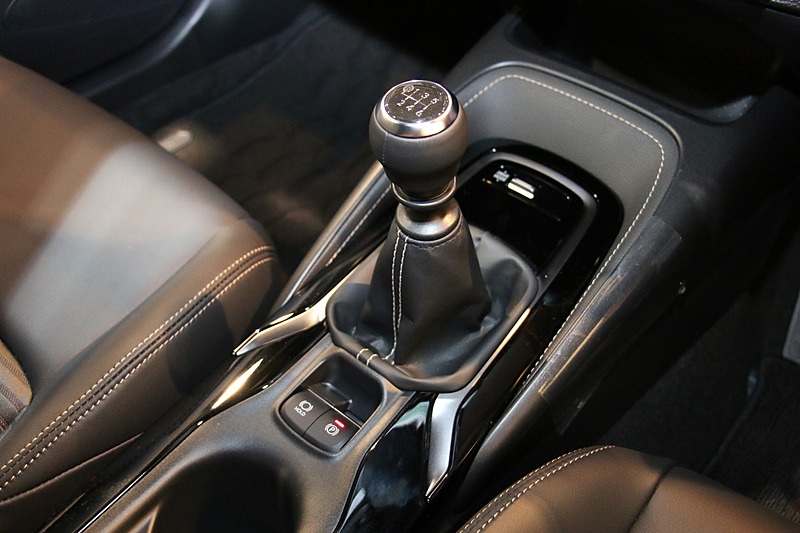 直列4気筒 1.2リッター直噴ターボ「8NR-FTS」型エンジンは最高出力85kW（116PS）/5200-5600rpm、最大トルク185Nm（18.9kgfm）/1500-4000rpmを発生。「iMT」を備える6速MTと組み合わせる