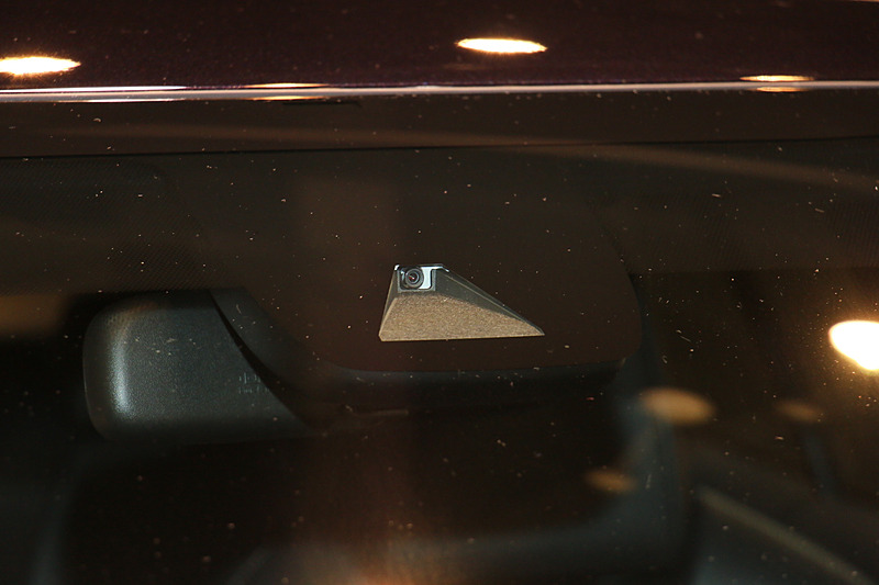 「Toyota Safety Sense（トヨタ セーフティ センス）」はフロントウィンドウの単眼カメラとミリ波レーダーを組み合わせて使用する