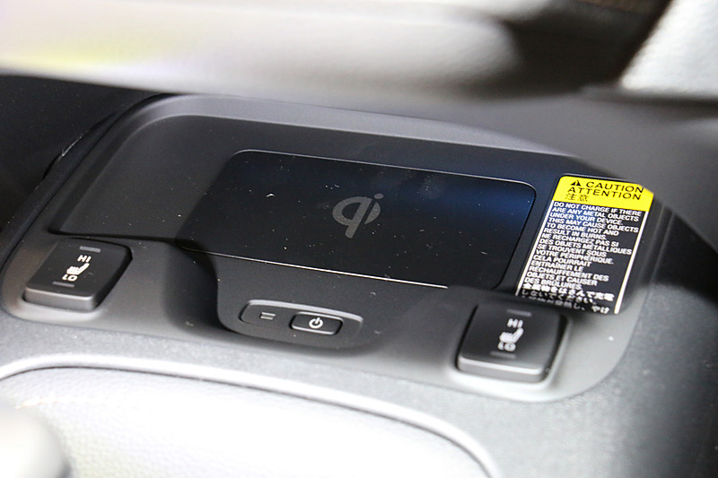 無線充電規格「qi」対応の「おくだけ充電」は一部グレードにオプション設定