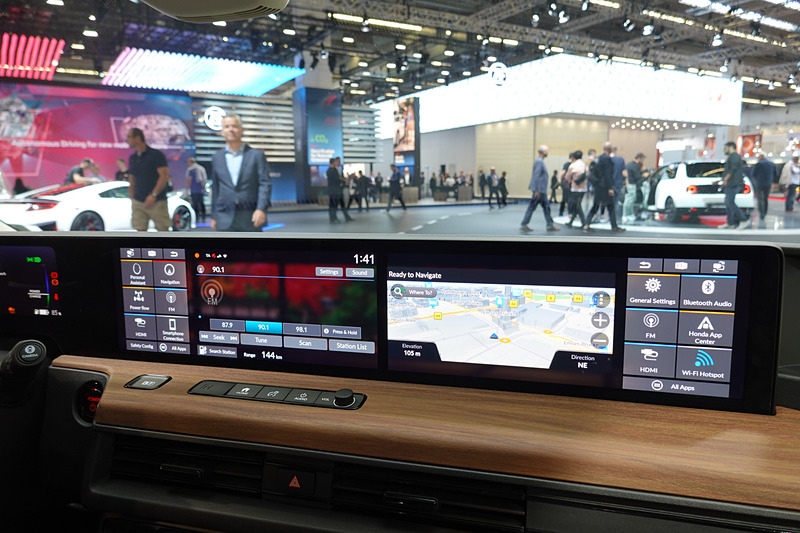 Honda eの新しさを象徴するコクピットデザイン。コネクティブが統合デザインされている
