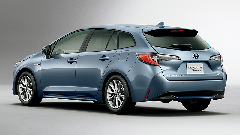 カローラ ツーリングは樹脂製リアハッチを採用し、立体的な造形を実現