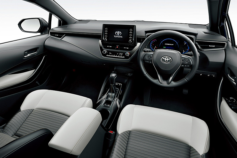 HYBRID W×Bのインテリア。ブラックの他にホワイトをオプション選択できる