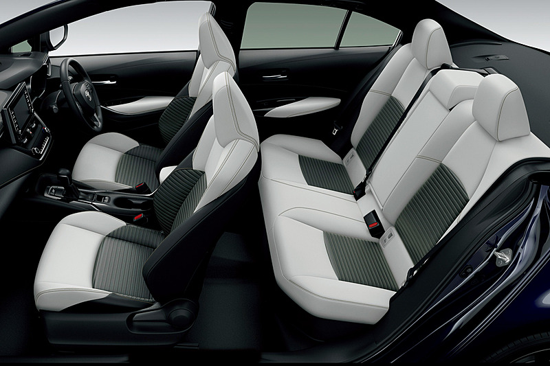 HYBRID W×Bのインテリア。ブラックの他にホワイトをオプション選択できる