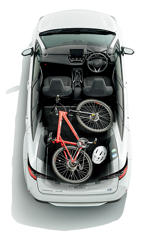 カローラ ツーリングではラゲッジスペース側からも操作可能な6：4分割ワンタッチ格納リアシートを全車で採用