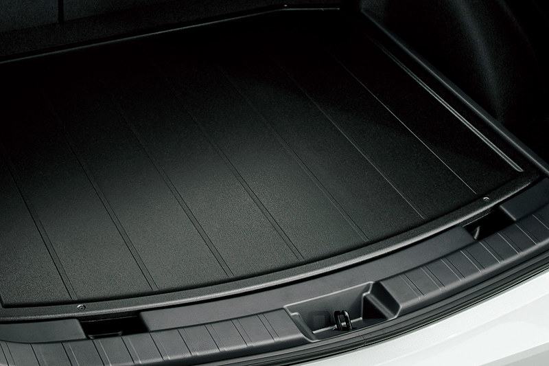 背面を傷や汚れに強い樹脂パネルとして使い勝手を高めた「リバーシブルデッキボード」を備える。2WD（FF）車は2段式、4WD車は1段式となる