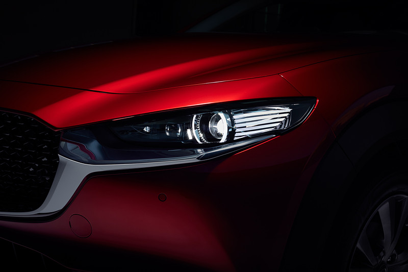 力強いヘッドライト