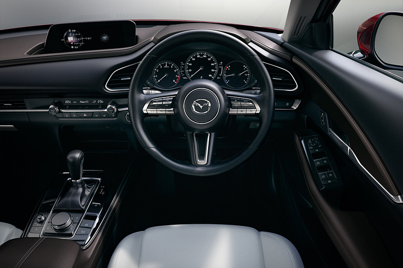 ドライバーを中心に左右対称としたコクピット