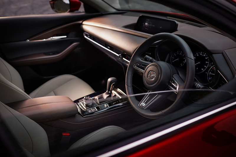 包まれ感を演出した運転席