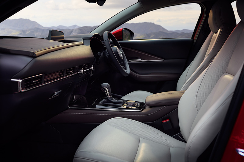 前席の左右乗員の間隔はCX-5と同等を確保