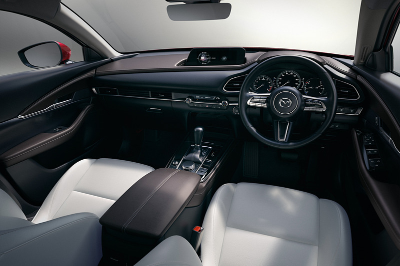 リッチブラウン内装に白の本革シートの組み合わせ