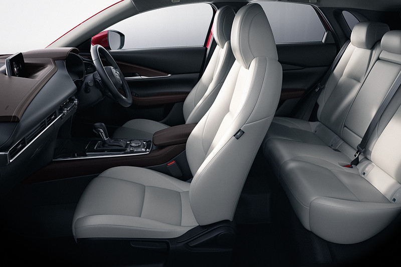 リッチブラウン内装に白の本革シートの組み合わせ