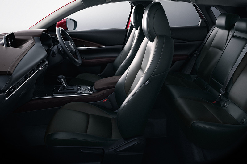 リッチブラウン内装に黒の本革シートの組み合わせ