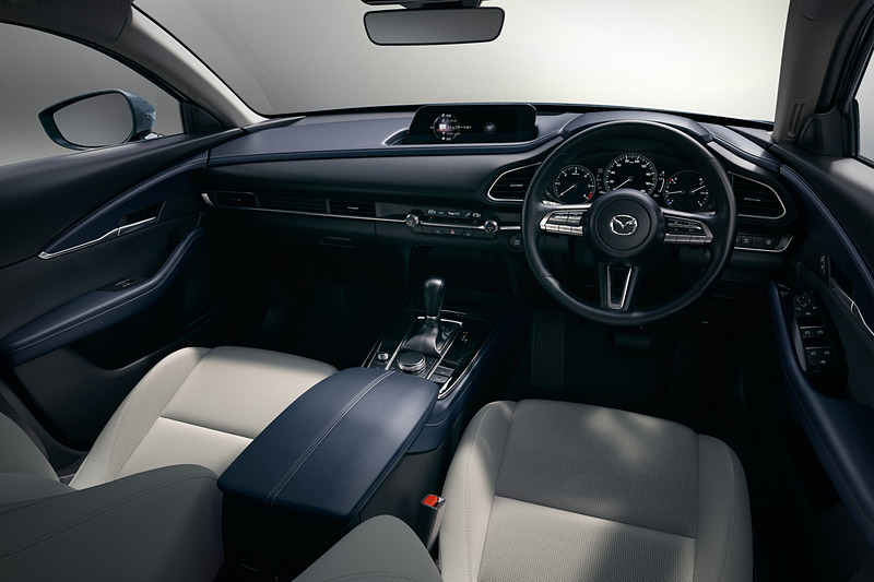 ネイビーブルー内装にグレージュのファブリックシートの組み合わせ