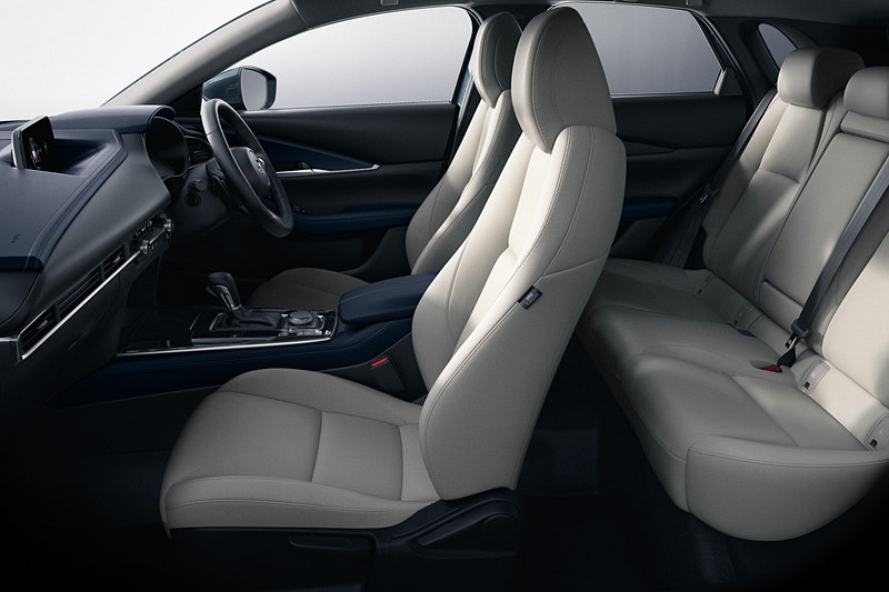 ネイビーブルー内装にグレージュのファブリックシートの組み合わせ