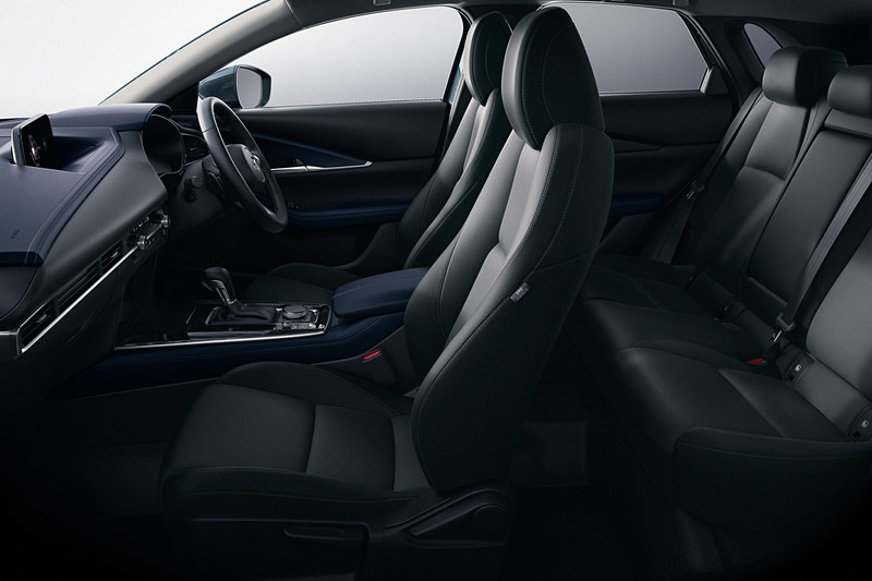 ネイビーブルー内装に黒のファブリックシートの組み合わせ