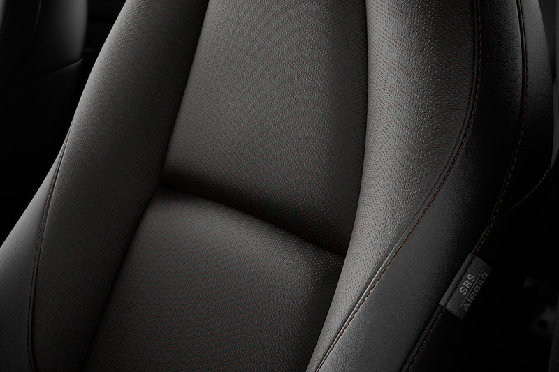 リッチブラウン内装に黒の本革シートの組み合わせ