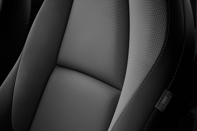 ネイビーブルー内装に黒のファブリックシートの組み合わせ