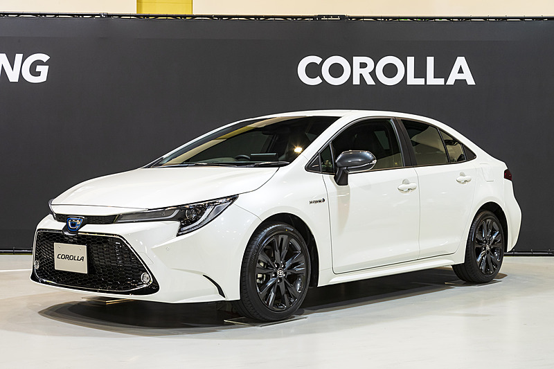 撮影車両はカローラ HYBRID W×B。ボディカラーはホワイトパールクリスタルシャイン