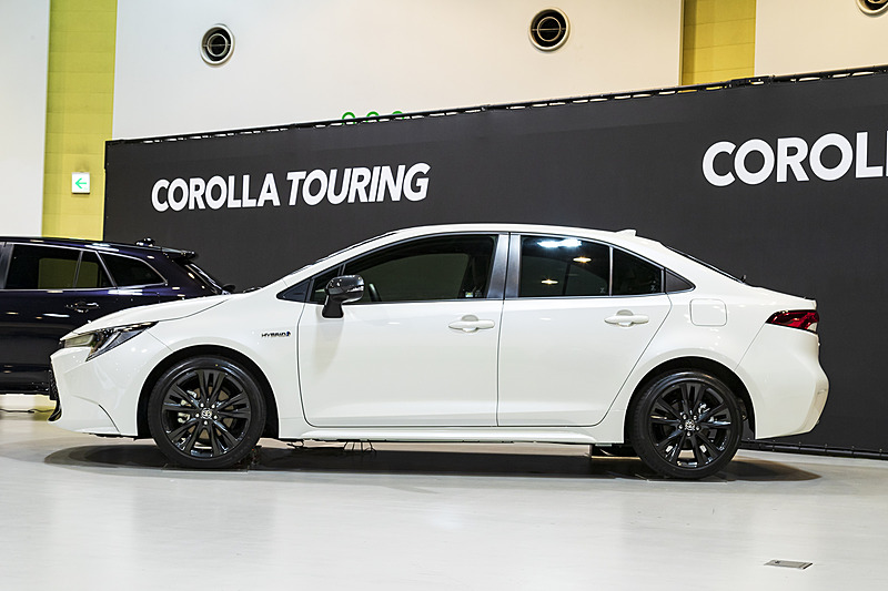 撮影車両はカローラ HYBRID W×B。ボディカラーはホワイトパールクリスタルシャイン