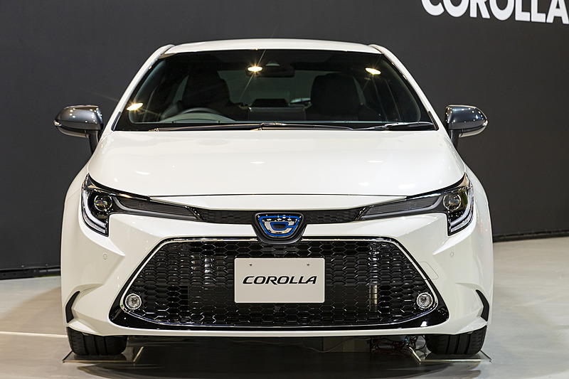 撮影車両はカローラ HYBRID W×B。ボディカラーはホワイトパールクリスタルシャイン