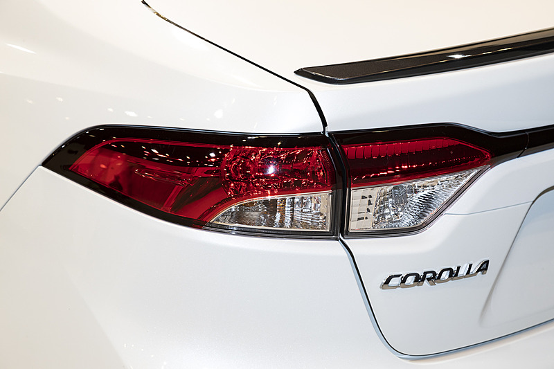 撮影車両はカローラ HYBRID W×B。ボディカラーはホワイトパールクリスタルシャイン