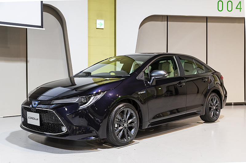 同じくカローラ HYBRID W×B。ボディカラーはスパークリングブラックパールクリスタルシャイン