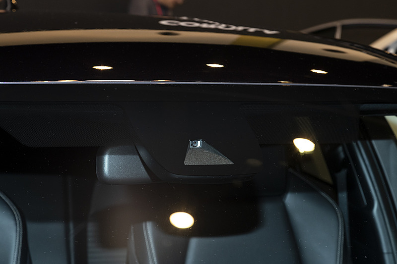 フロントウィンドウ上部にはToyota Safety Senseの単眼カメラが備わる