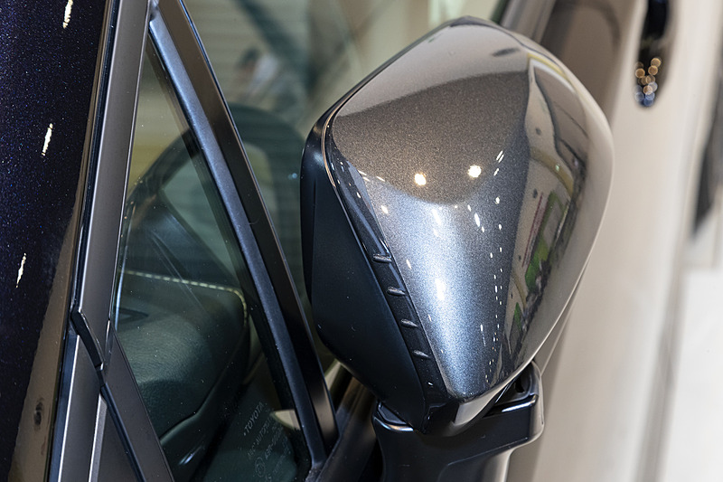 日本仕様専用のドアミラー。格納時にボディから大きくはみ出ない構造となっている