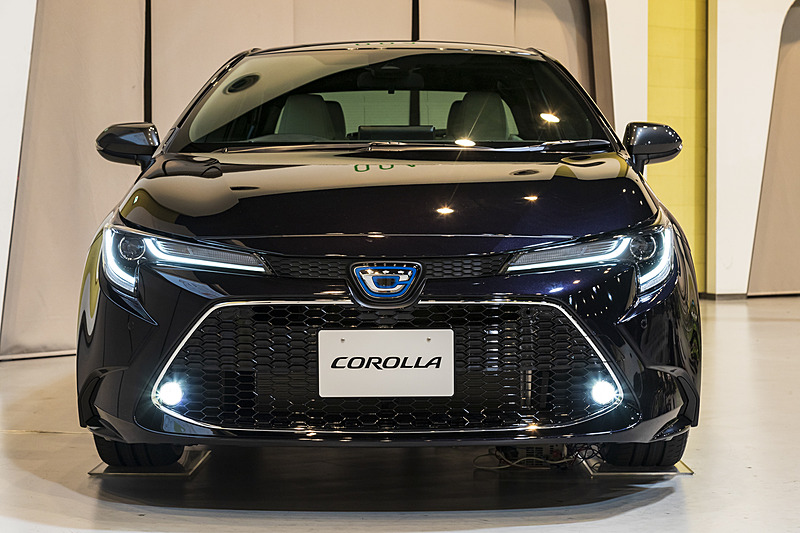 ライト点灯時。LEDフロントフォグランプはW×B系グレードに標準装備