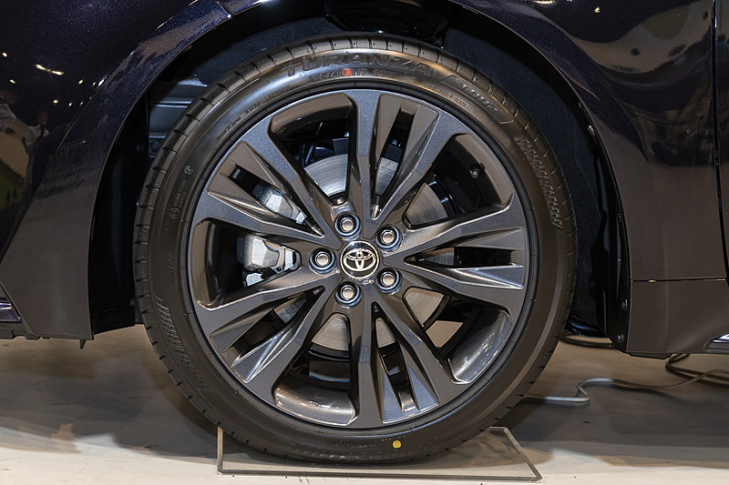 タイヤはグレードによって異なり、W×Bは前後とも215/45R17。撮影車両はブリヂストン「トランザ T002」を装着