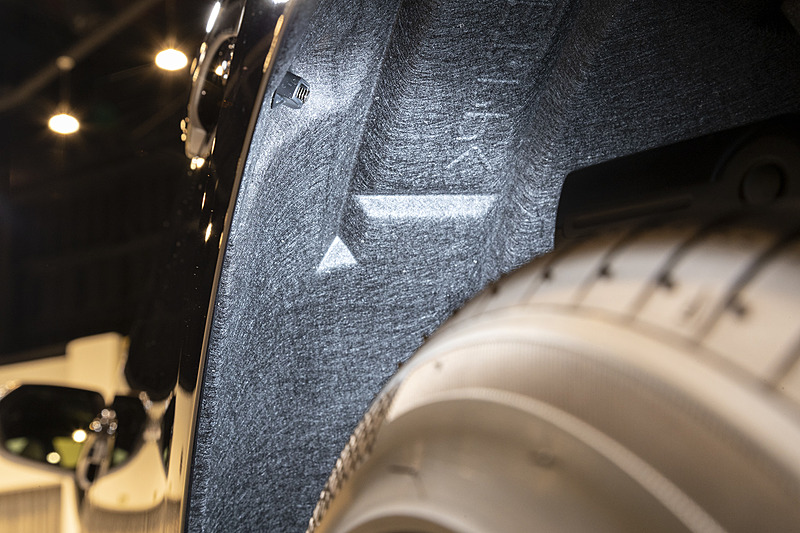 フェンダーアーチ内側を折り返す（ヘム化）することでいわゆる「ツライチ」化。ワイドトレッド化にも貢献している