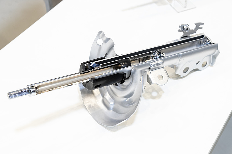 収まりのよさと乗り心地を両立する新開発のショックアブソーバーを採用