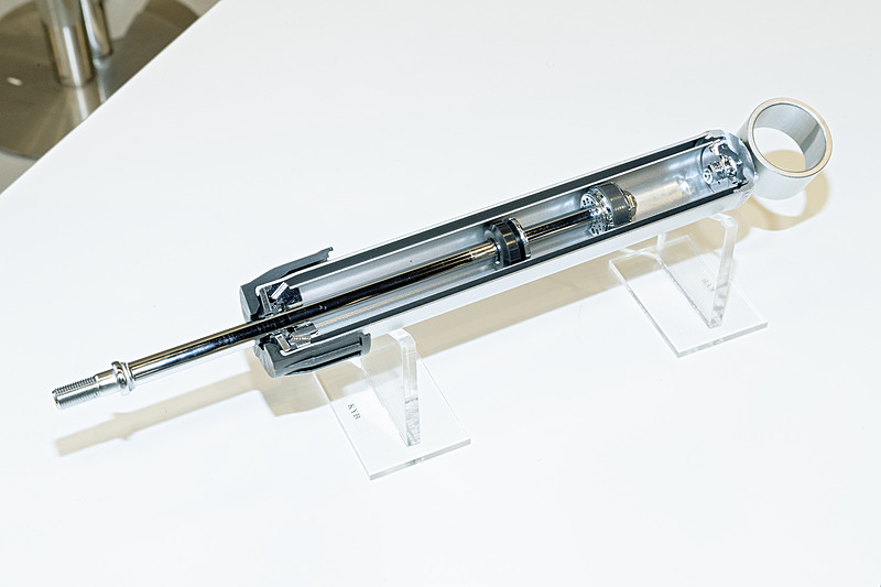 収まりのよさと乗り心地を両立する新開発のショックアブソーバーを採用