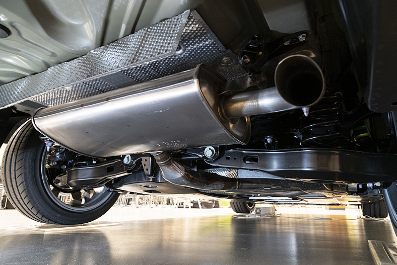 ボディ下面はスポーツカーのようなフラット構造になっている