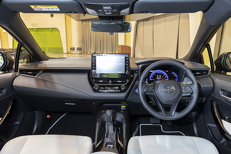 インパネはワイド感を強調した薄型デザイン。表皮やステッチなどの質感はかなりのハイレベル