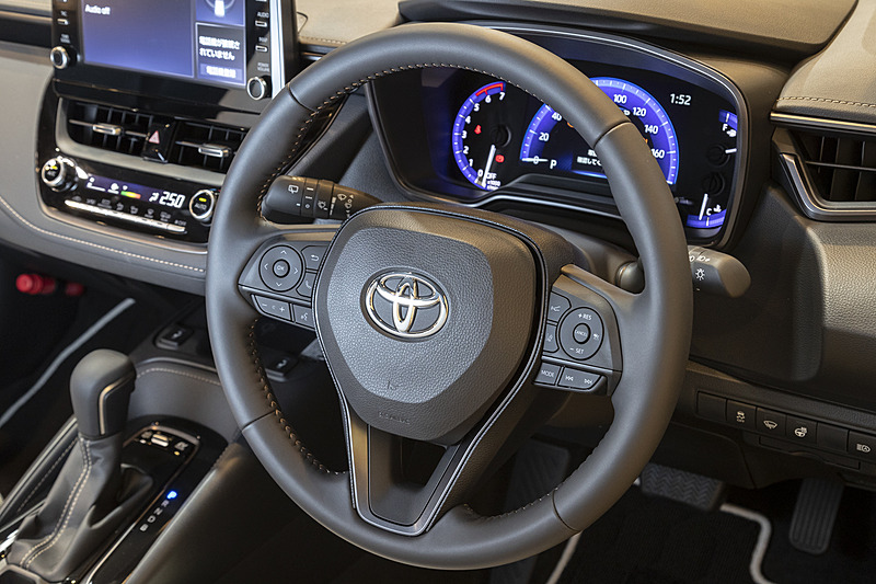 G-X以外のグレードは本革巻3本スポークステアリングが標準装備。W×Bはスモークシルバー加飾とベージュステッチのコンビネーションで落ち着いた印象