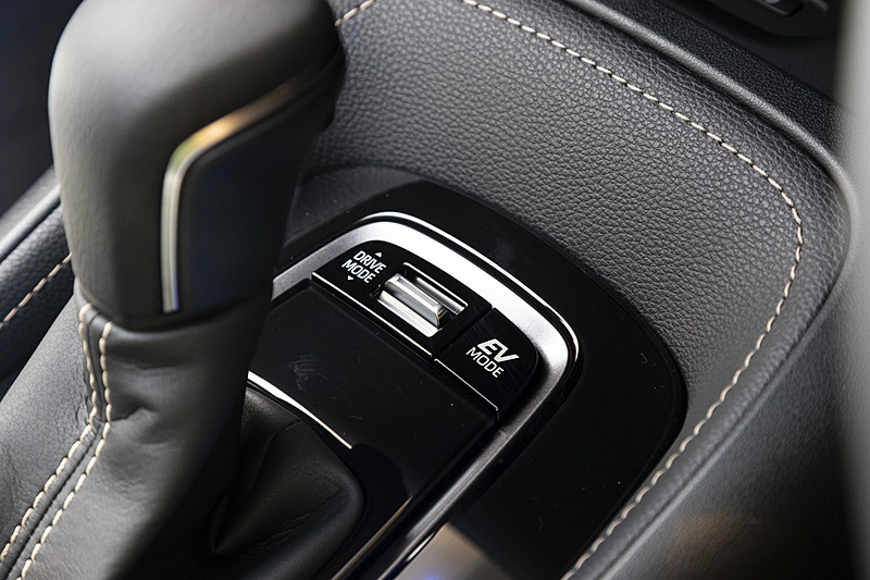 シフトセレクター前方にドライブモードのセレクターを用意。エコ、ノーマル、スポーツの切り替えが可能