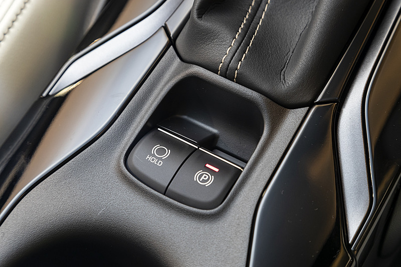 パーキングブレーキは電動式になる