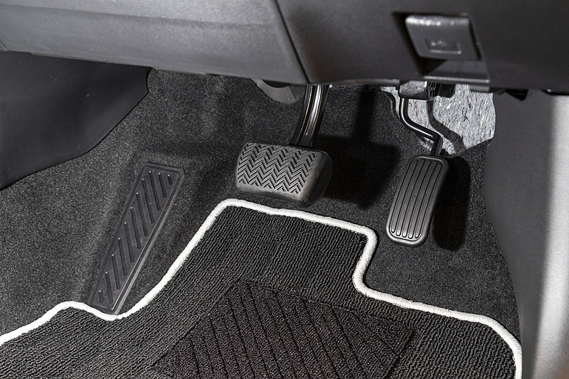 ペダルは一般的な2ペダル配置